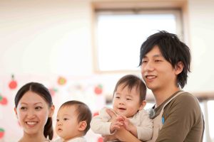 男性保育士の転職は不安が多い？始め方や履歴書・職務経歴書の書き方を徹底解説！面接の仕方や服装もご紹介