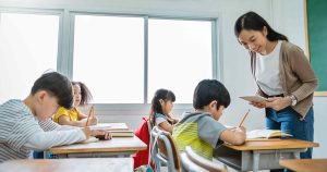 児童指導員と保育士の違いは？給料や資格・仕事内容を詳しく解説！