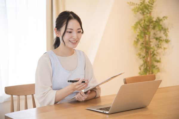 【徹底解説】保育士の自己評価とは？振り返りのポイントや書き方をご紹介！例文付き【保育士人材バンク】