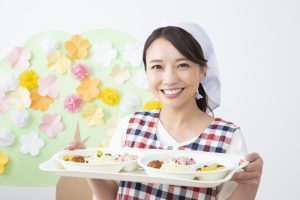 保育士の給食事情を解説！給食は食べられない？費用は？メリットやデメリットもご紹介