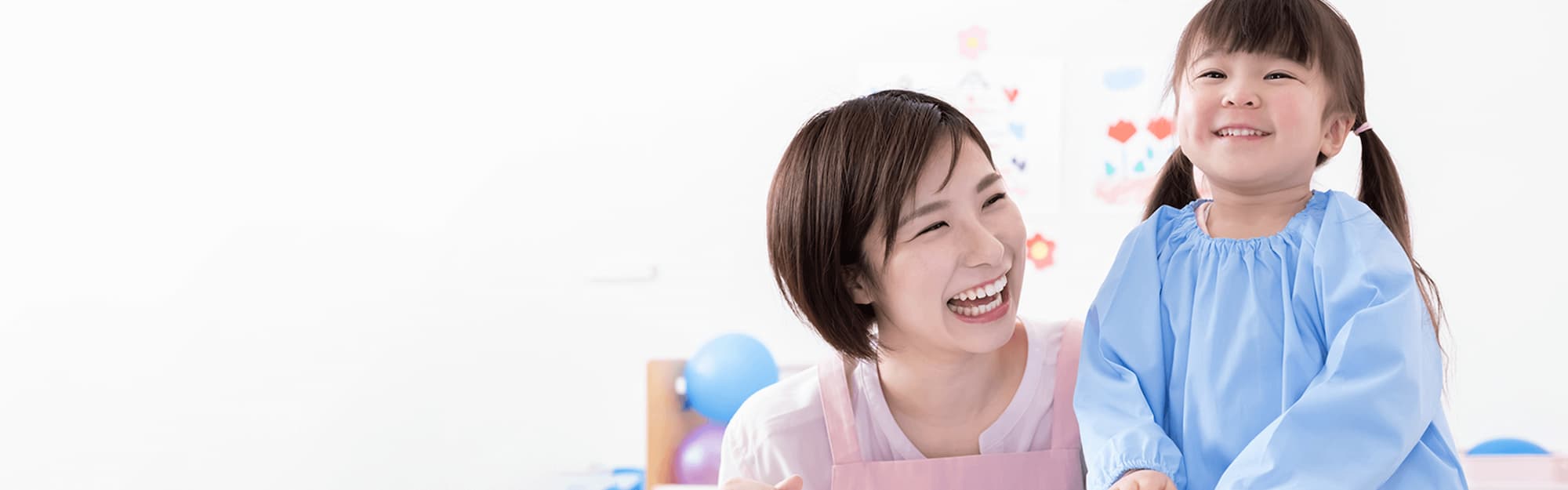 保育士人材バンクのメインビジュアル - 笑顔の保育士と子ども